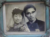 结婚近60年后 两位老人再次拍了结婚照