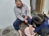 三年如一日    她悉心照料瘫痪的父亲