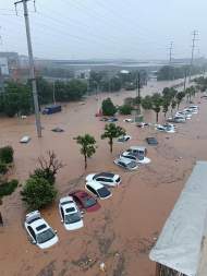 一夜狂風大雨！池州氣象臺連發多條預警 部分路面多輛車被泡水中