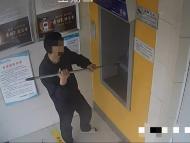 男子在城區鬧市狂砸ATM機“取錢”被刑拘