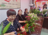 雪華鄉（宏業村街道）施徐光彩社區舉辦“花香五月·獻愛母親”母親節主題活動