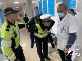 男子驾车途中腹痛难忍 六安交警火速送医救治