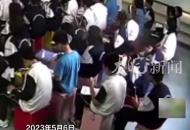 課堂上突然一名男生舉手并指向自己喉嚨，滿臉通紅，音樂老師用海姆立克急救法緊急施救