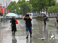 合肥降雨攜清涼 行人猝不及防（組圖）