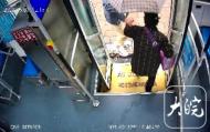 大雨中把傘留給八旬老太！為六安這位公交司機(jī)點(diǎn)贊