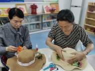 合肥市廬陽區(qū)雙崗街道社工站：銀鈴手巧 美“帽”一夏