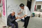 蚌埠一男子把瘫痪工友接回家照顾二十多年