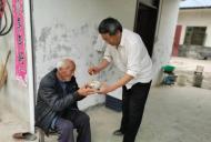 蚌埠一男子把癱瘓工友接回家照顧二十多年