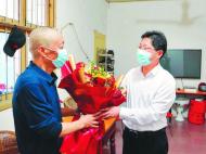 巢湖市委書記張紅軍走訪慰問“全國最美家庭”劉海家庭