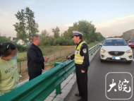 粗心司機上高速：先發生追尾事故，又燃油耗盡車趴窩