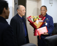 安慶市總工會慰問組慰問港華公司省級勞動模范梁偉群
