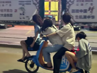 危險！宿松4名女學生“共享”一輛共享單車
