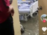 湖北潜江暴雨致一家医院住院部1楼被淹 目前正在排水中