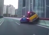 高架上兩車“斗氣”一車險墜橋 上海交警：將嚴肅處理