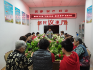 雪華鄉（宏業村街道）第四社區開展“花香送祝福 感恩母親節”插花活動