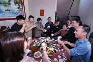 與失散24年的父母團圓兩年后 他邀請寧國民警參加孩子的滿月宴