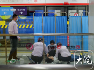 候車乘客突然暈倒流血  合肥地鐵多名員工緊急施救