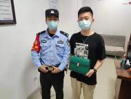 乘客挎包被人順手“牽走”  鐵路民警為其找回