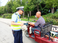 六安葉集交管大隊姚李四中隊：騎車佩戴頭盔  確保生命安全