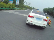 女子跟家人吵架后開車下高速時跑錯道