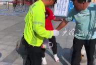 中考生行動不便 六安民警背進考場