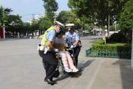 鳳臺：考生腿受傷行動不便  交警全程護送進考場