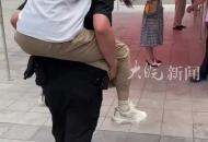 考試結束后考生在校門口暈厥六安特警立即救助