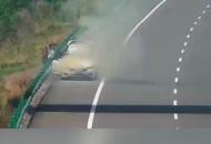 轎車高速上自燃 路過司機紛紛幫忙滅火 