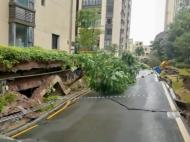 重慶萬州一小區路面下沉露出樓房地基  附近居民講述事發經過 