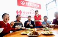 歙縣：老農(nóng)民助餐點(diǎn)品嘗“新徽菜”