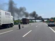 轎車高速公路上自燃 路過司機幫忙滅火 