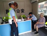 老人外出迷路 巢湖交警暖心相助