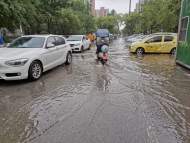 強降雨使蕪湖這條路路口被淹   市政部門緊急排水