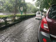 合肥一路段非機動車道出現十幾米長積水