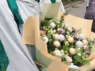 合肥一考点外家长手捧巧克力花迎接孩子