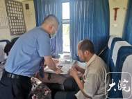 盲人旅客丟包無錢吃飯?列車乘務員暖心相助