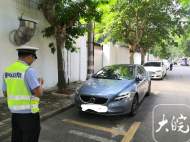 ?淮南：交警請車主臨時移車  為高考生讓出通道