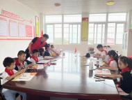 快樂成長 繪出精彩｜懷寧縣馬廟鎮“紅種子”返鄉大學生志愿服務隊開展留守兒童繪畫活動