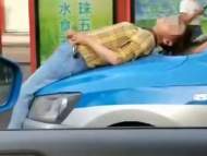 出租車引擎蓋上躺一女子后續|?雙方均接受調查