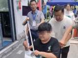 六安一高考生带伤坐轮椅  民警出手相助