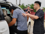 执行﻿法官赶到霍邱一龙虾市场时“老赖”正在数钱