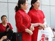 蕪湖一女子3次穿上旗袍 2次是為女兒助考