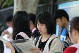 组图 | 淮南：考生在考点外“临阵磨枪”