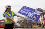 庐江交警向考生赠“头盔”祝“夺魁”