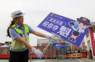 廬江交警向考生贈“頭盔”祝“奪魁”