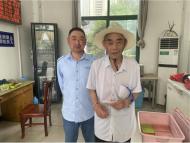老人背包丟了，公交師傅聯手拾金不昧