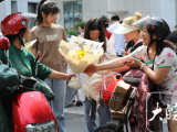 芜湖一女士买鲜花为侄儿和侄女助考