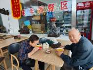 ?淮北相山區(qū)：九旬老人為老年助餐點(diǎn)送來(lái)錦旗       