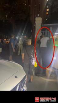 三男子要求女子陪酒遭拒，朝對方吐口水還圍毆其男友？警方回應(yīng)