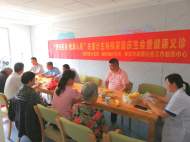 宜秀區楊橋鎮舉辦暖心家園“愛在五月 情滿人間”特殊家庭集體慶生會暨健康義診活動